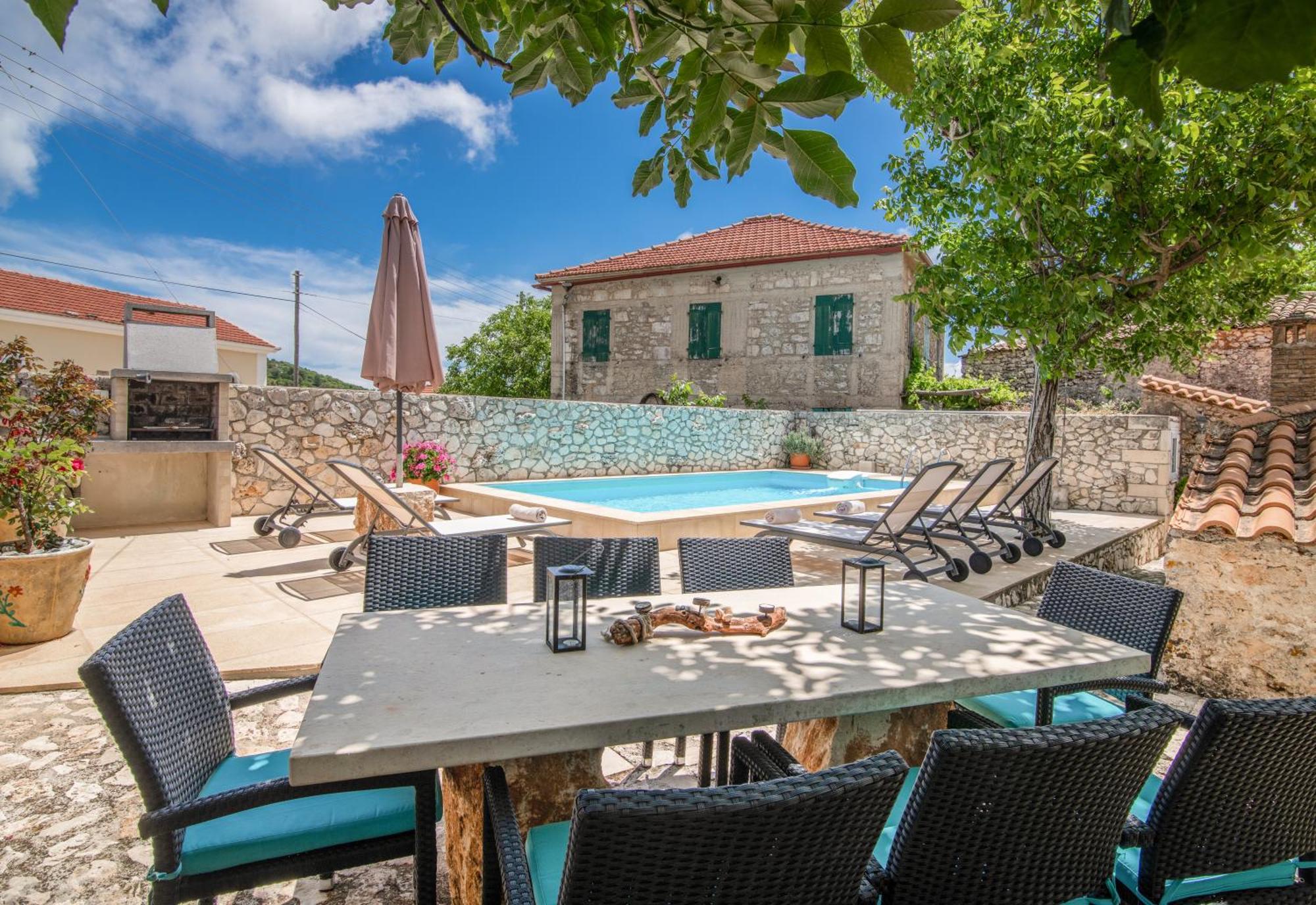 Villa Callisto- Elegant Restored Villa With Pool Gyri Exterior photo
