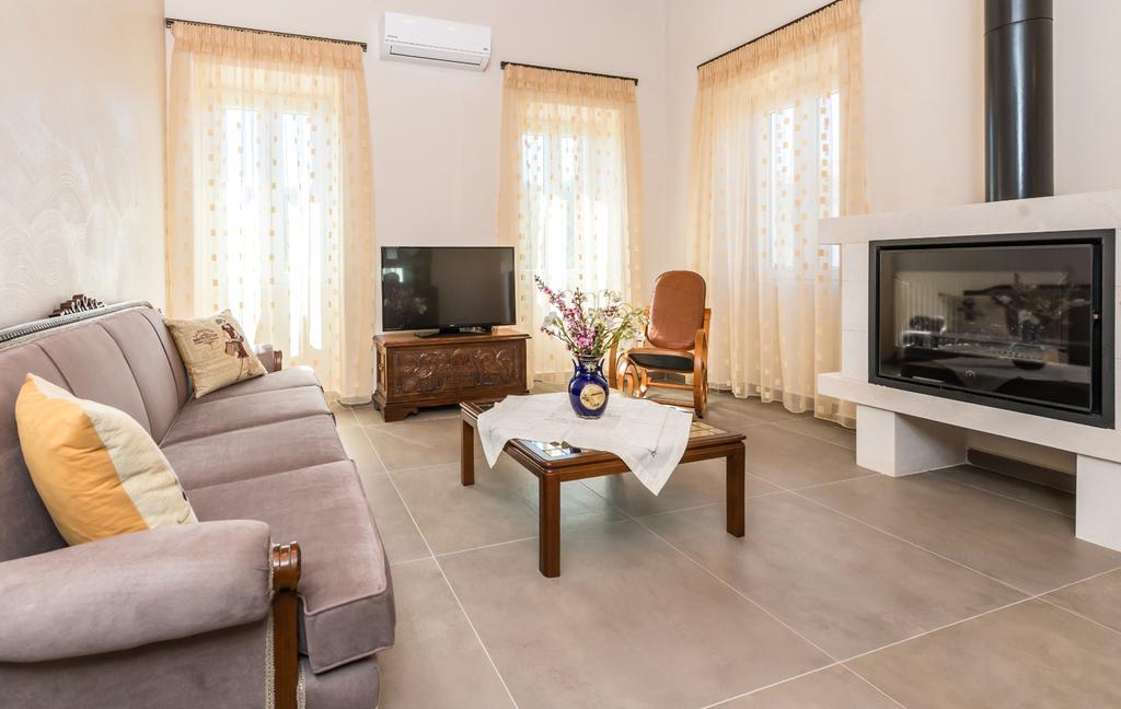 Villa Callisto- Elegant Restored Villa With Pool Gyri Exterior photo